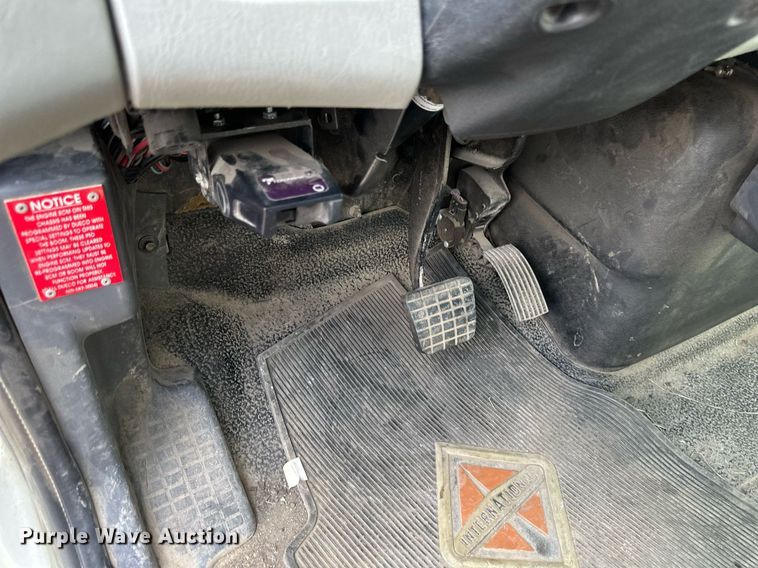 image for item EB2689 2011 International 7400 bucket truck