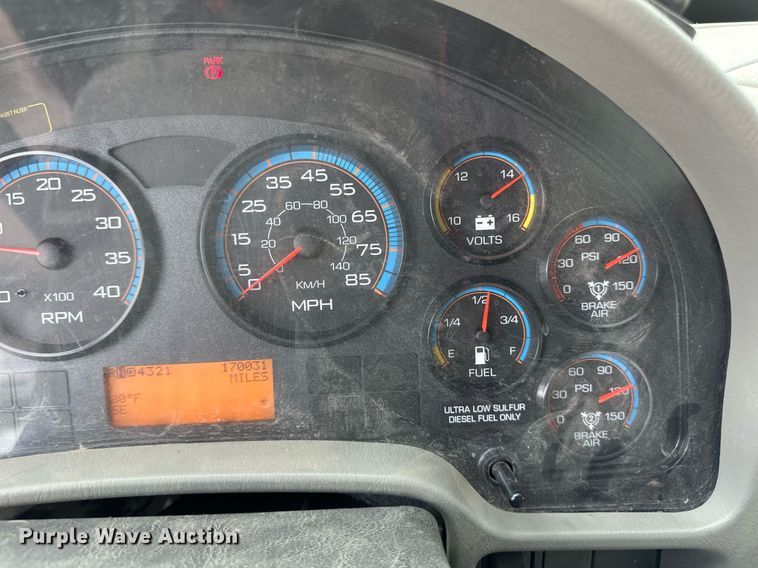 image for item EB2689 2011 International 7400 bucket truck