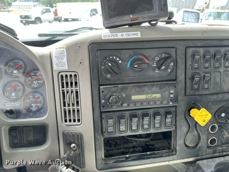 image for item EB2689 2011 International 7400 bucket truck