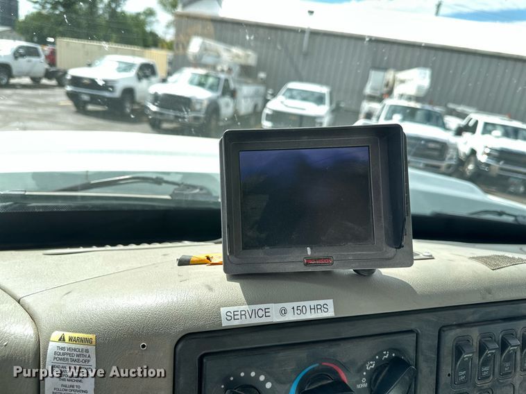 image for item EB2689 2011 International 7400 bucket truck