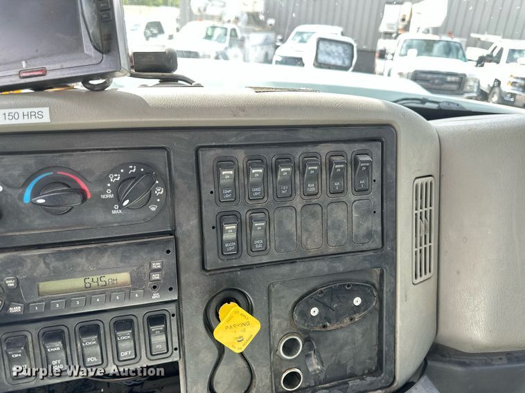 image for item EB2689 2011 International 7400 bucket truck