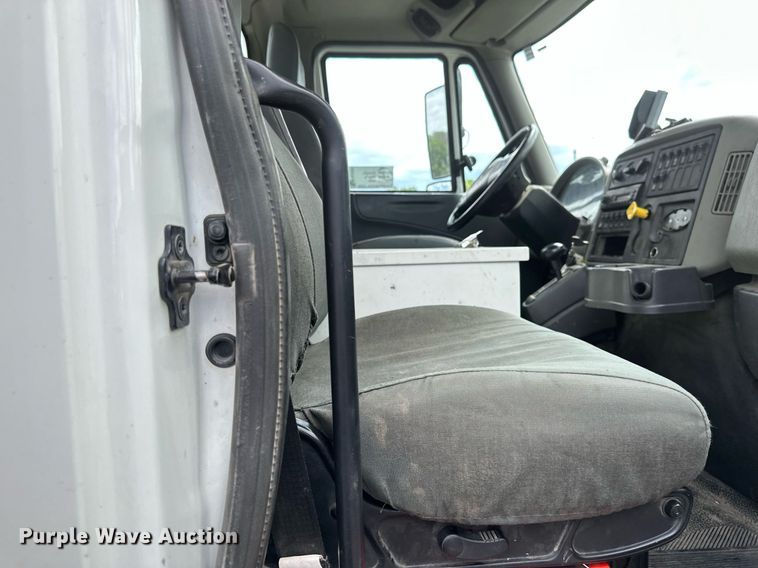 image for item EB2689 2011 International 7400 bucket truck