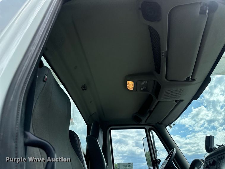 image for item EB2689 2011 International 7400 bucket truck