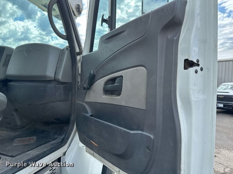 image for item EB2689 2011 International 7400 bucket truck