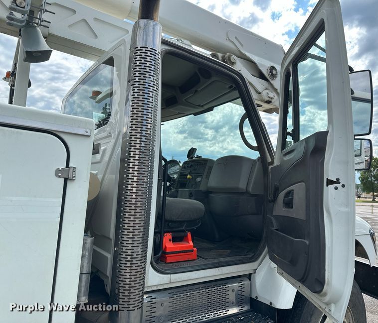 image for item EB2689 2011 International 7400 bucket truck