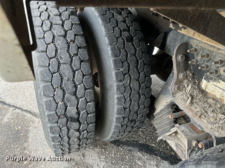 image for item EB2689 2011 International 7400 bucket truck