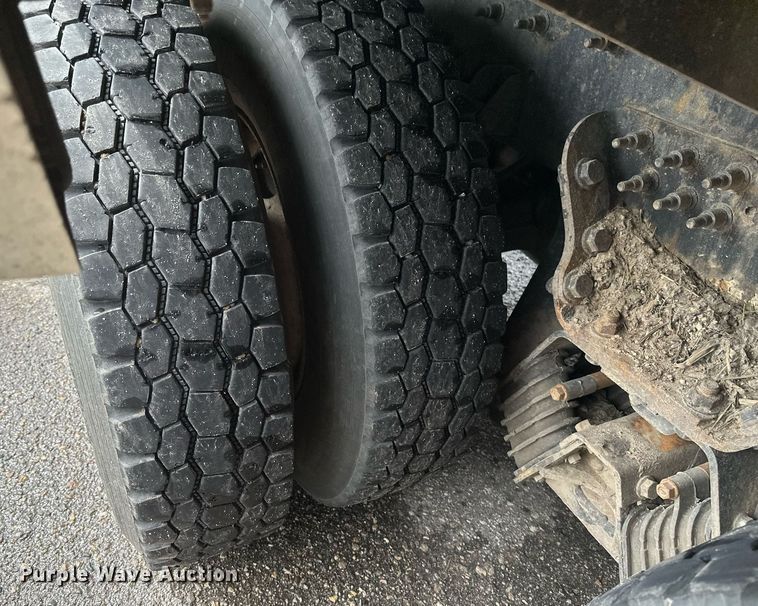 image for item EB2689 2011 International 7400 bucket truck