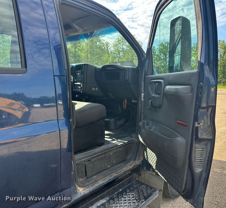 image for item EB2691 2004 Chevrolet C4500 Crew Cab dump truck