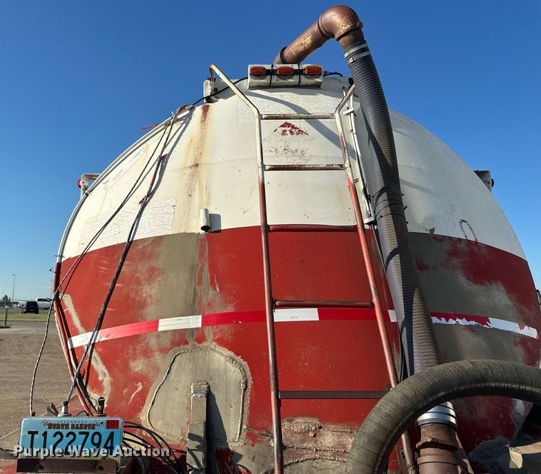 image for item EB2725 1957 Fruehauf tank trailer