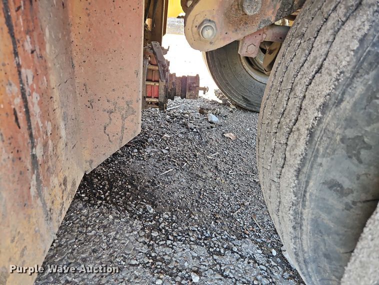 image for item EB8147 1998 Wich frac tank trailer