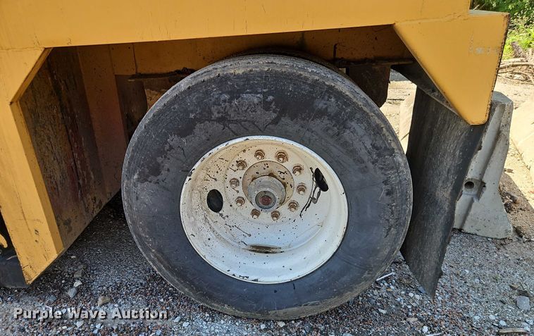 image for item EB8147 1998 Wich frac tank trailer