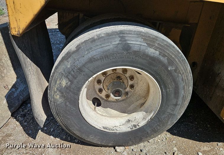 image for item EB8147 1998 Wich frac tank trailer