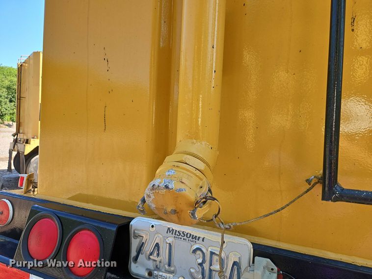 image for item EB8148 1998 Wich frac tank trailer