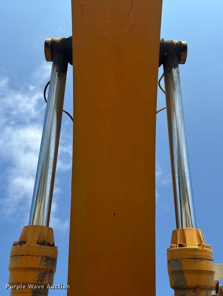 image for item EC3728 1992 Hyundai R290LC excavator