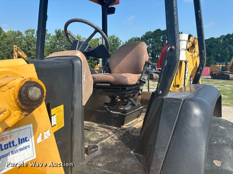 image for item EC3732 2000 John Deere 310E backhoe