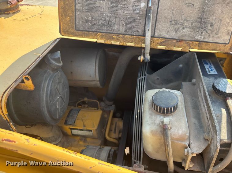 image for item EC3732 2000 John Deere 310E backhoe