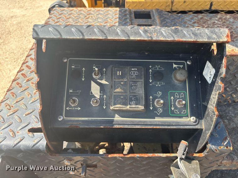 image for item EC3733 2019 Weiler P385B paver