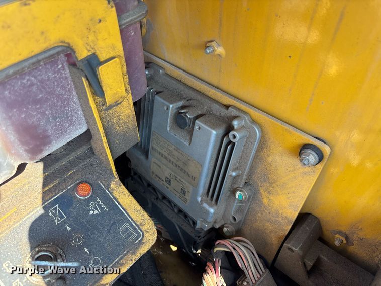 image for item EC3733 2019 Weiler P385B paver