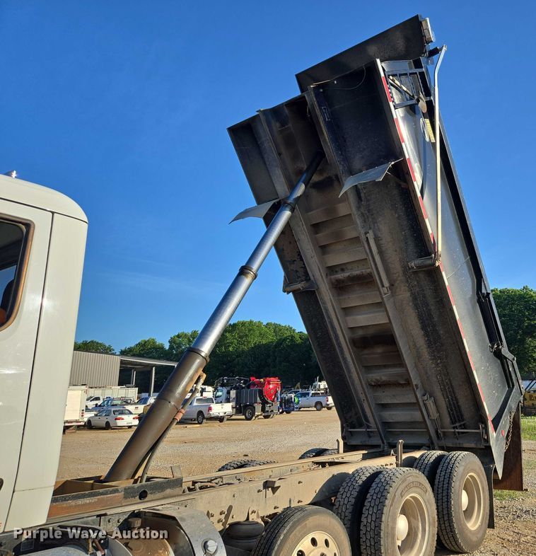 image for item ED2106 2016 Peterbilt 567 dump truck