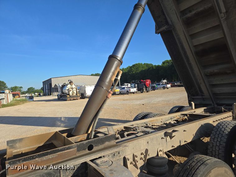 image for item ED2106 2016 Peterbilt 567 dump truck