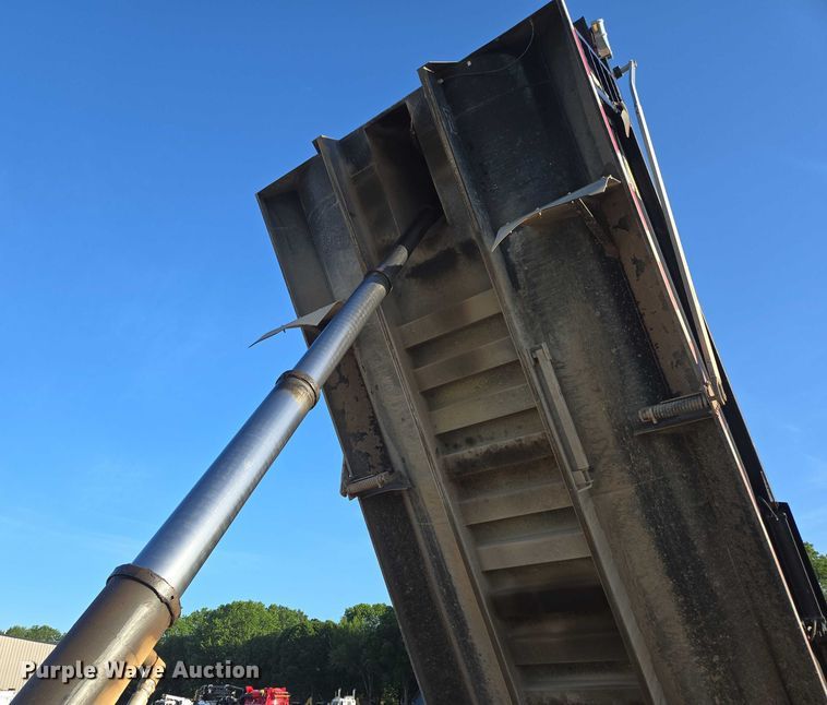 image for item ED2106 2016 Peterbilt 567 dump truck