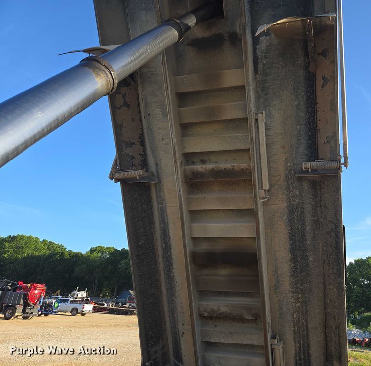 image for item ED2106 2016 Peterbilt 567 dump truck