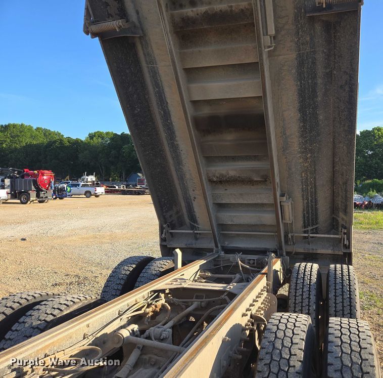 image for item ED2106 2016 Peterbilt 567 dump truck