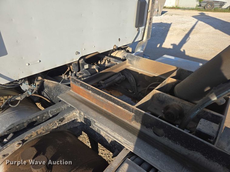 image for item ED2106 2016 Peterbilt 567 dump truck