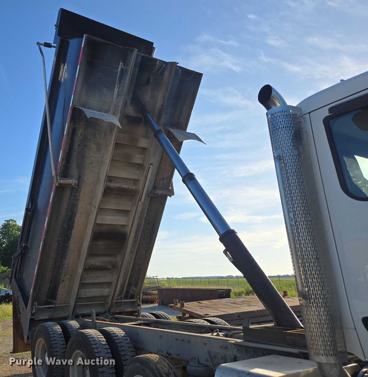 image for item ED2106 2016 Peterbilt 567 dump truck