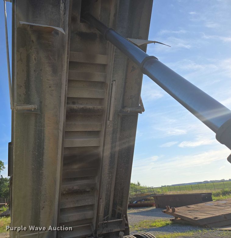 image for item ED2106 2016 Peterbilt 567 dump truck