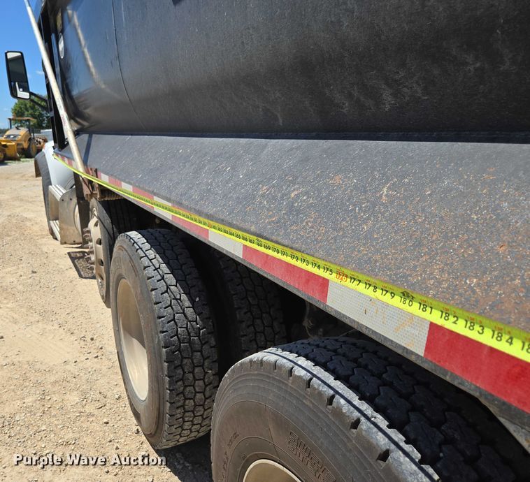 image for item ED2106 2016 Peterbilt 567 dump truck