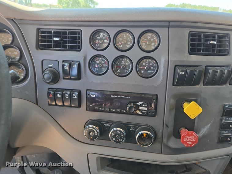 image for item ED2106 2016 Peterbilt 567 dump truck