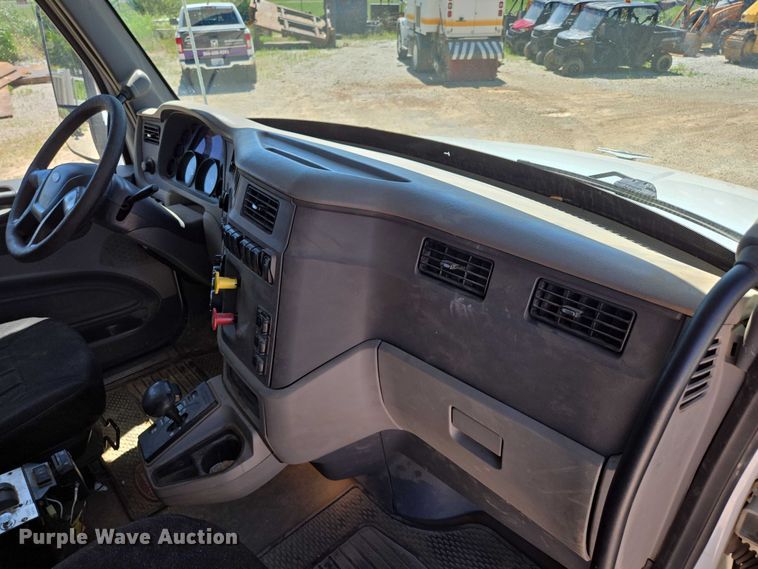 image for item ED2106 2016 Peterbilt 567 dump truck