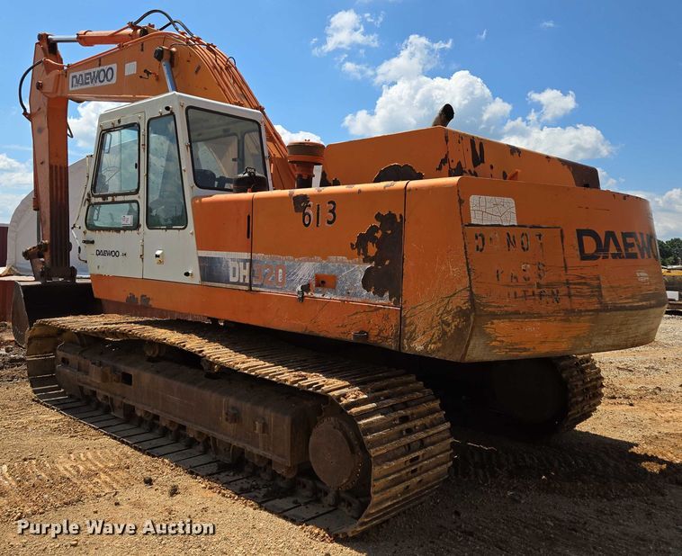 image for item ED2130 1998 Daewoo DH320 excavator