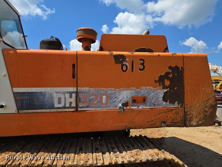 image for item ED2130 1998 Daewoo DH320 excavator