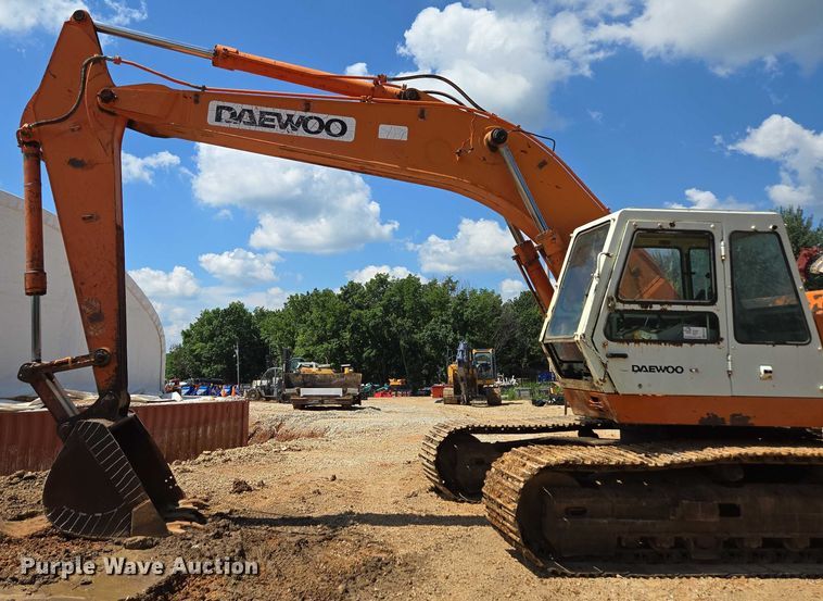 image for item ED2130 1998 Daewoo DH320 excavator
