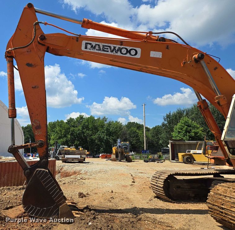 image for item ED2130 1998 Daewoo DH320 excavator