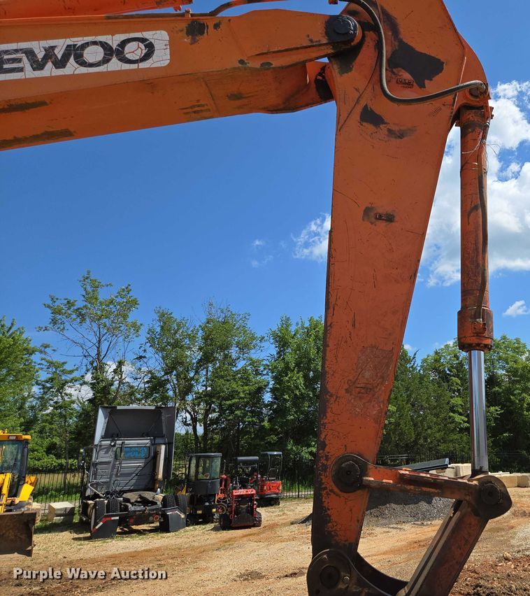 image for item ED2130 1998 Daewoo DH320 excavator