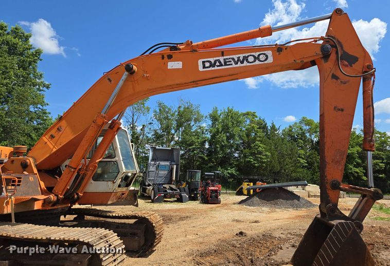 image for item ED2130 1998 Daewoo DH320 excavator