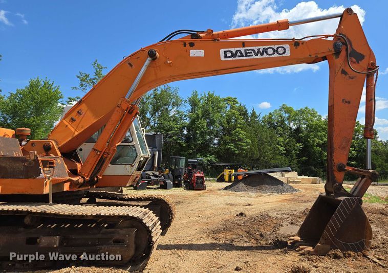 image for item ED2130 1998 Daewoo DH320 excavator