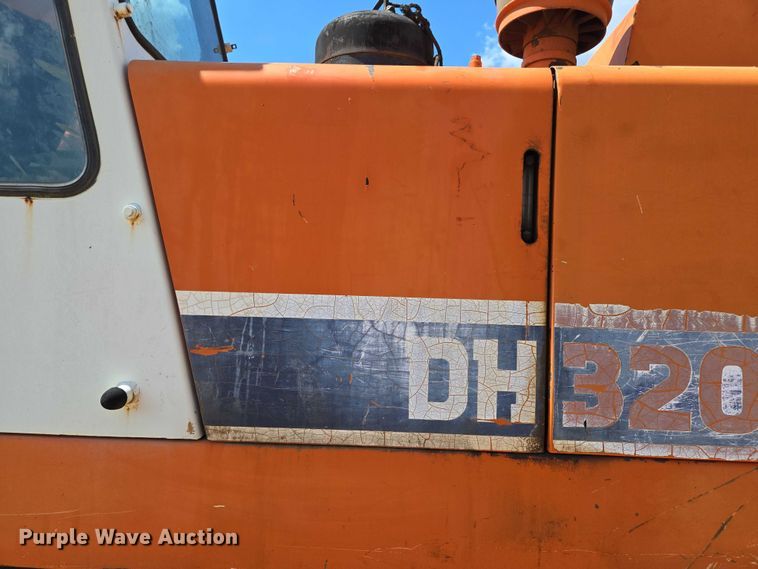 image for item ED2130 1998 Daewoo DH320 excavator
