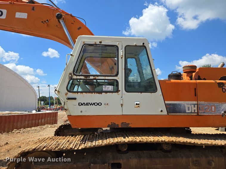 image for item ED2130 1998 Daewoo DH320 excavator