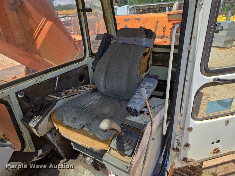 image for item ED2130 1998 Daewoo DH320 excavator