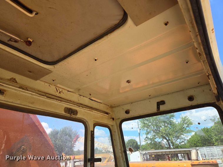 image for item ED2130 1998 Daewoo DH320 excavator