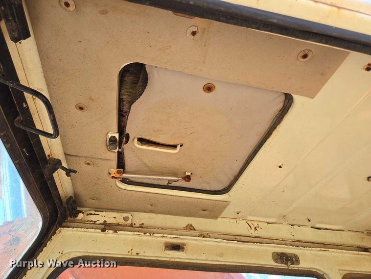 image for item ED2130 1998 Daewoo DH320 excavator