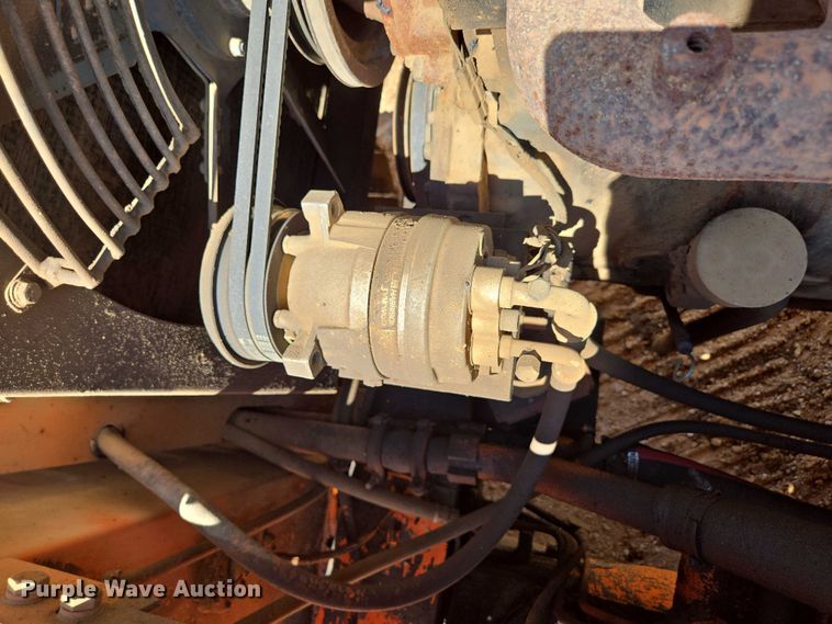 image for item ED2130 1998 Daewoo DH320 excavator