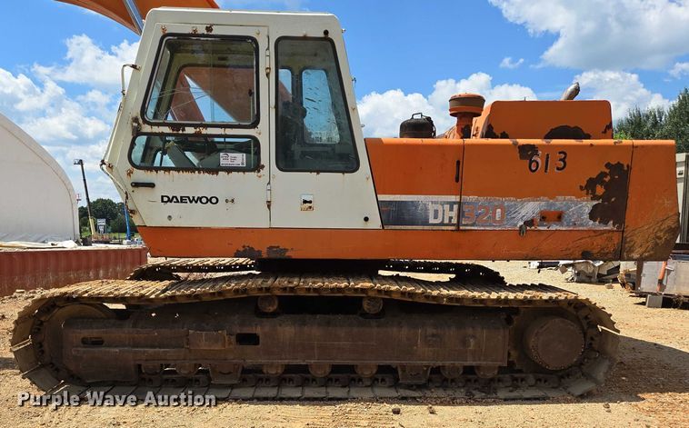 image for item ED2130 1998 Daewoo DH320 excavator