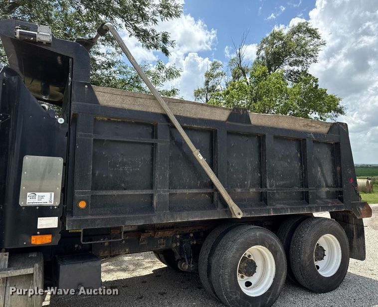 image for item ED4243 1996 Freightliner FLD dump truck