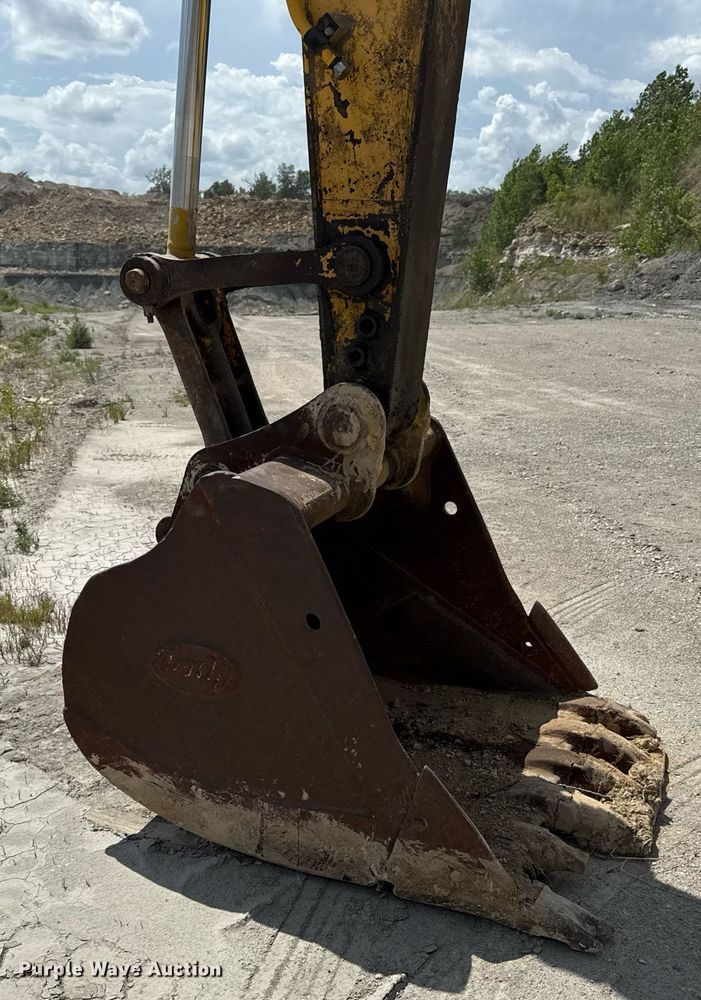 image for item ED4257 2003 Komatsu PC200LC-7L excavator