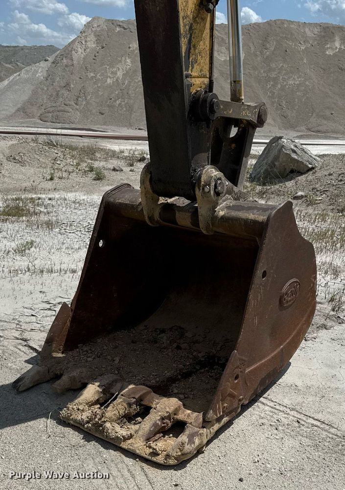 image for item ED4257 2003 Komatsu PC200LC-7L excavator